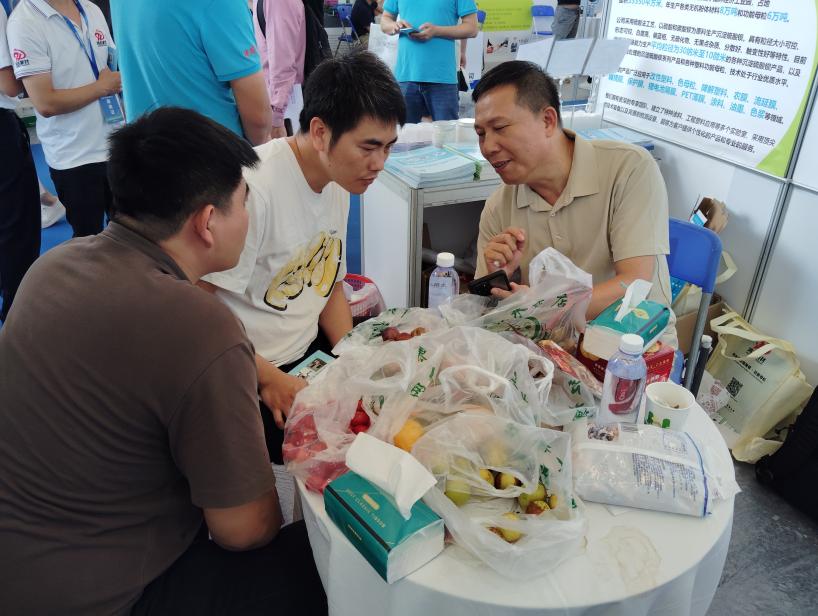 云浮鴻志公司董事長(zhǎng)方裕賢先生親臨現(xiàn)場(chǎng)，給客人介紹產(chǎn)品的優(yōu)勢(shì)與應(yīng)用